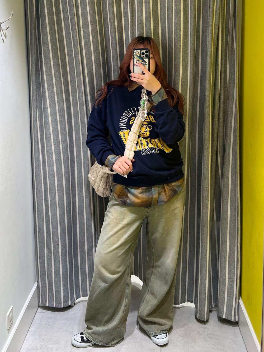 イエロー系のシャツ/ブラウスを着用したレディースの秋コーディネートの3枚目の写真