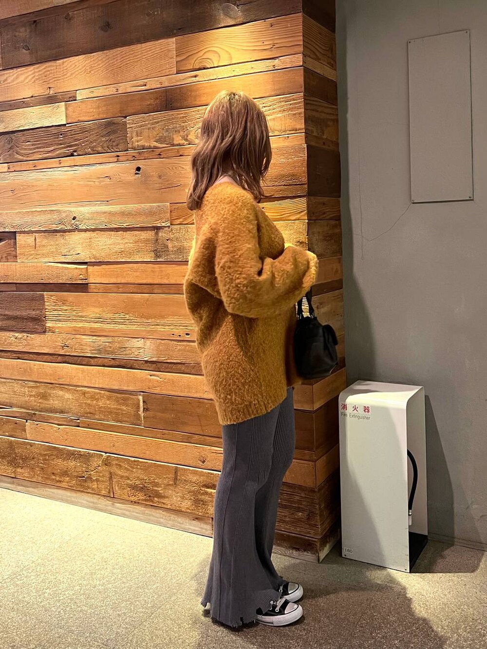 「オーバーサイズ、体型カバー、差し色コーデ、骨格ストレート、秋コーデ、高身長、着痩せ、スニーカー、FOREVER 21、カーディガン」｜「FOREVER 21の【新色追加・WEB限定カラーあり】合皮ダブルポケットショルダーバッグ（ショルダーバッグ、ブラウン系）」を使った、ちぃ。さん（骨格ストレート・レディース・165cm）の秋コーディネートの6枚目の写真