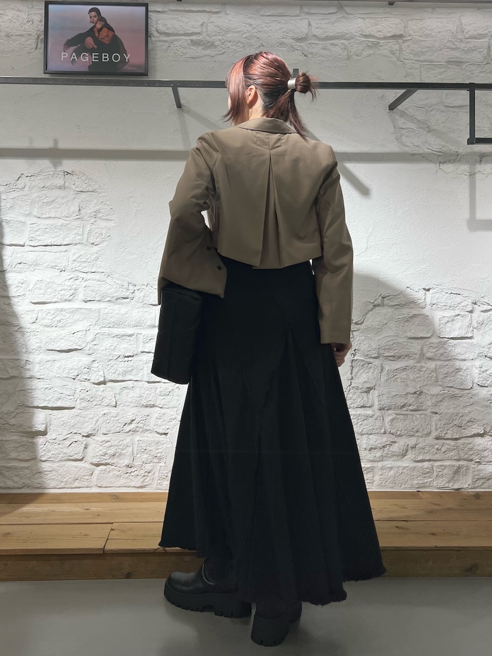 「高身長女子、165cm、ワンピース、ショートジャケット、ロングブーツ、クラッチバッグ」｜「PAGEBOYのLE VERNIS/キルティングクラッチバッグ（クラッチバッグ、ブラック系）」を使った、ちぃ。さん（骨格ストレート・レディース・165cm）の秋コーディネートの2枚目の写真