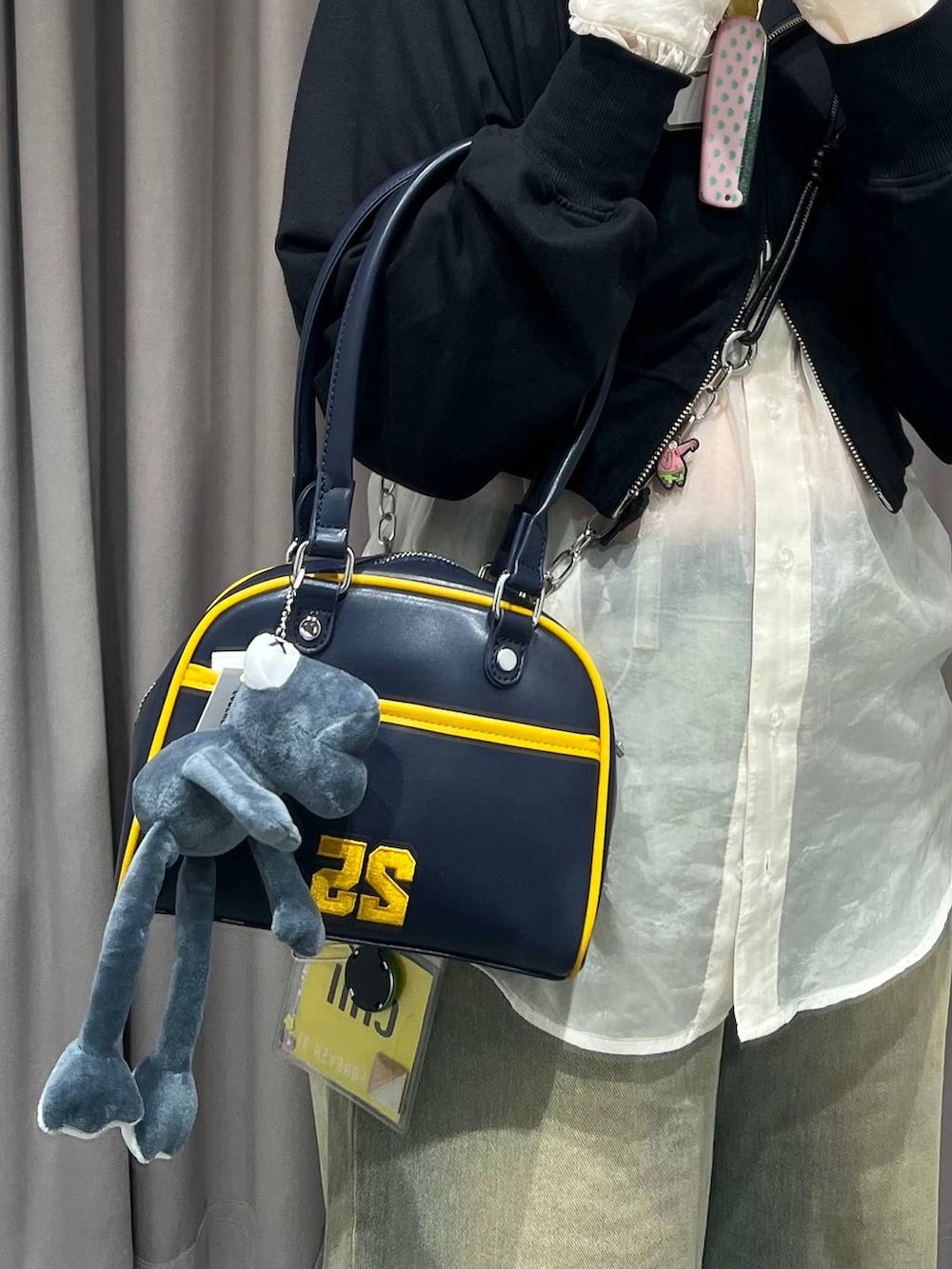 「体型カバー、オーバーサイズ、骨格ストレート、高身長、着痩せ、FOREVER 21、デニムパンツ、シャツ」｜「FOREVER 21の【2024FW】オーバーダイワイドデニム（デニムパンツ、ブルー系）」を使った、ちぃ。さん（レディース・165cm）の春コーディネートの3枚目の写真