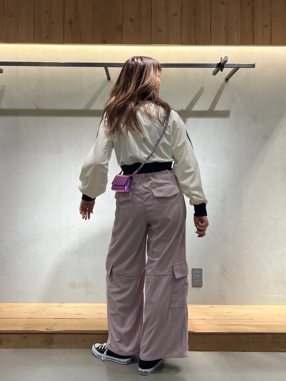 「体型カバー、差し色コーデ、着痩せ、骨格ストレート_PAGEBOY、モテ、スニーカー、ワイドパンツ、高身長」｜「PAGEBOYのラメラインショートトラックジャケット（ジャージ、ホワイト系）」を使った、ちぃ。さん（骨格ストレート・レディース・165cm）の冬コーディネートの4枚目の写真
