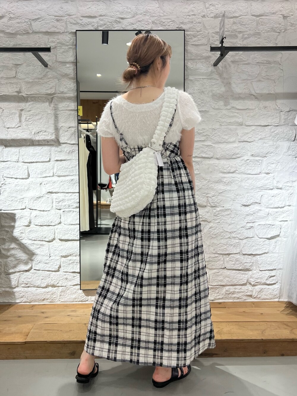 ホワイト系のワンピース、ホワイト系のTシャツ/カットソー、ホワイト系のショルダーバッグを着用したレディースの夏コーディネートの2枚目の写真