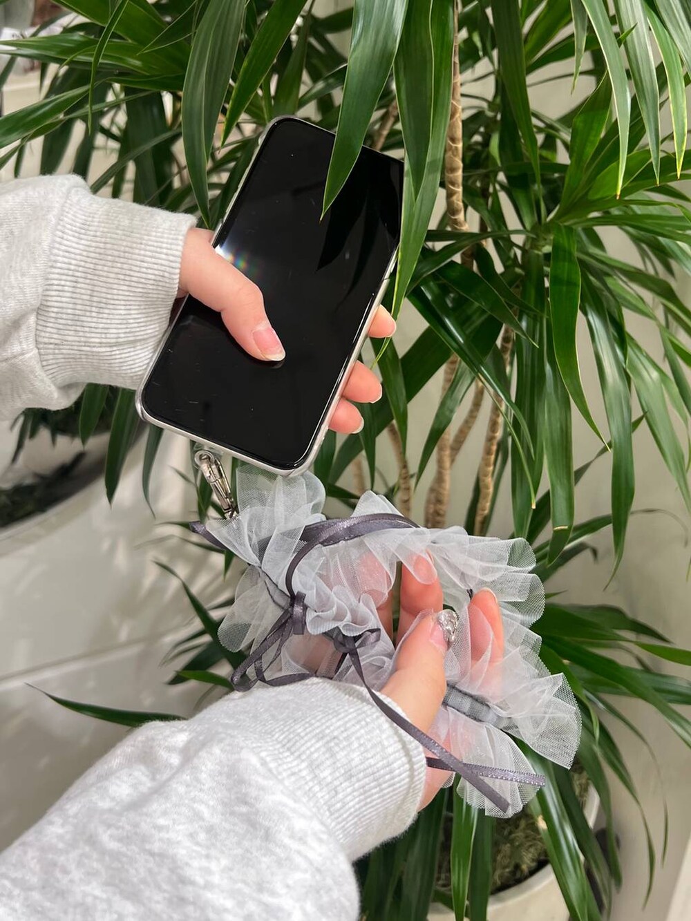 グレー系のスマホグッズを着用したレディースの秋コーディネートの3枚目の写真