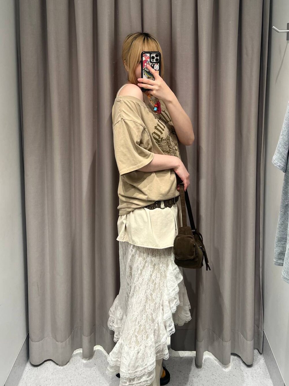 ベージュ系のTシャツ/カットソー、ホワイト系のスカート、ブラウン系のハンドバッグを着用したレディースの夏コーディネートの2枚目の写真