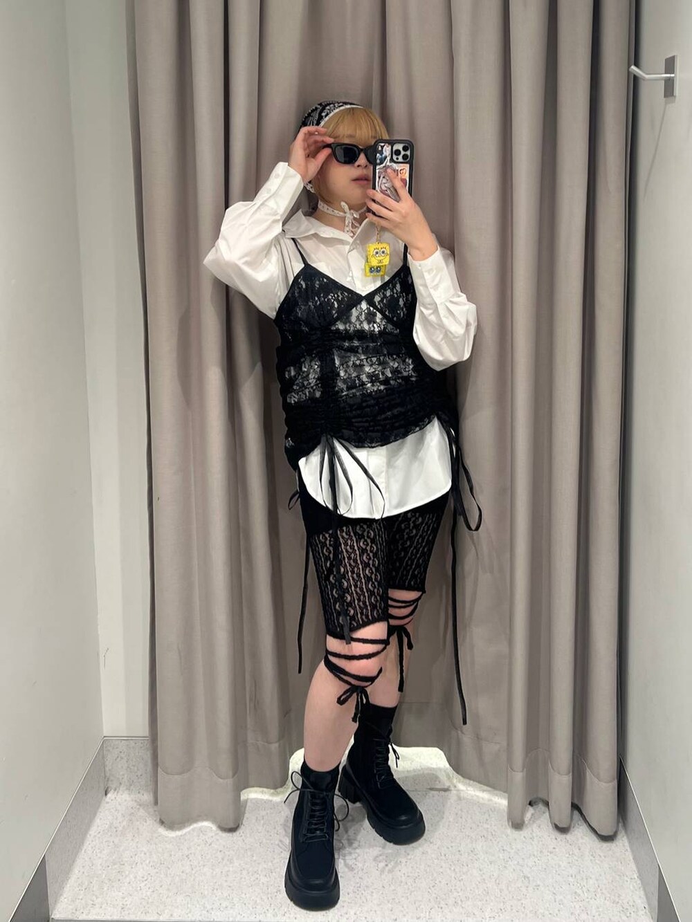 「骨格ストレート、サングラス、ワンピース、ブーツ、オーバーサイズ、高身長、着痩せ、FOREVER 21、体型カバー、春コーデ、個性派」|「FOREVER 21の【2024FW】2WAYレースキャミワンピース(ワンピース、ブラック系)」を使った、ちぃ。さん(レディース・165cm)の春コーディネートの4枚目の写真