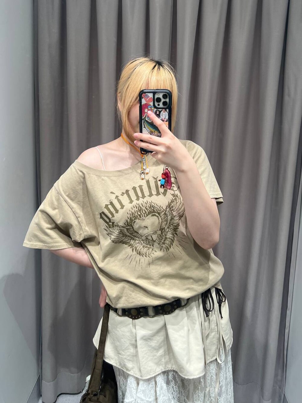 ベージュ系のTシャツ/カットソー、ホワイト系のスカート、ブラウン系のハンドバッグを着用したレディースの夏コーディネートの3枚目の写真