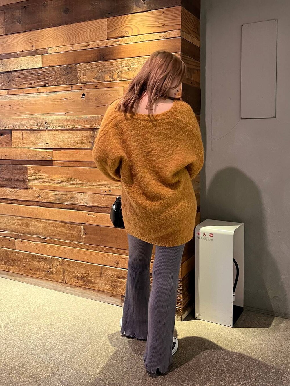 「オーバーサイズ、体型カバー、差し色コーデ、骨格ストレート、秋コーデ、高身長、着痩せ、スニーカー、FOREVER 21、カーディガン」｜「FOREVER 21の【新色追加・WEB限定カラーあり】合皮ダブルポケットショルダーバッグ（ショルダーバッグ、ブラウン系）」を使った、ちぃ。さん（骨格ストレート・レディース・165cm）の秋コーディネートの3枚目の写真