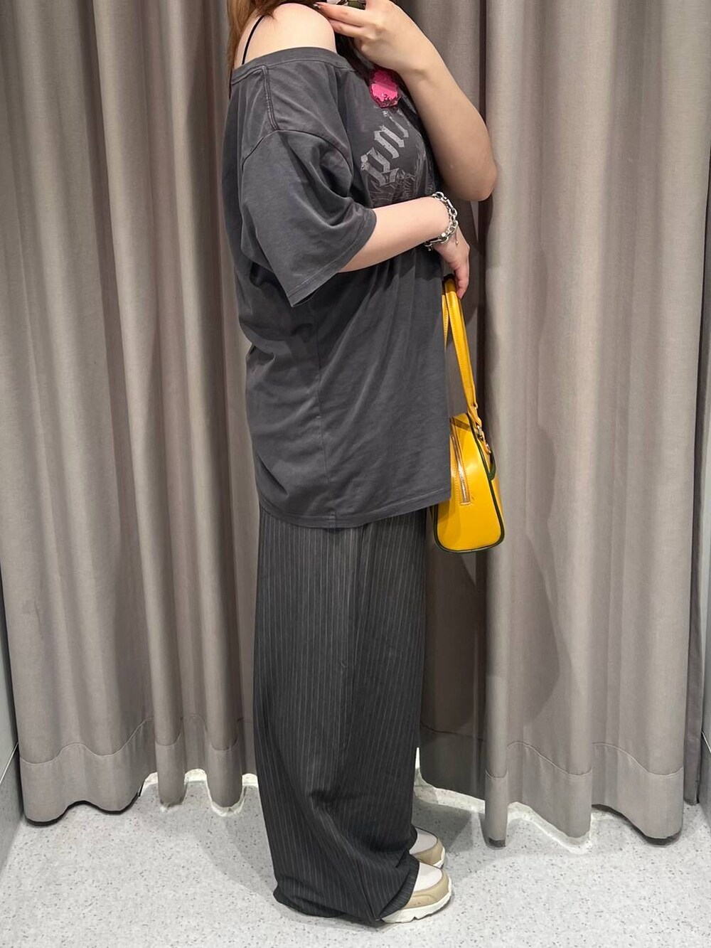 ブラック系のキャミソール、イエロー系のボストンバッグ、グレー系のTシャツ/カットソーを着用したレディースの夏コーディネートの3枚目の写真
