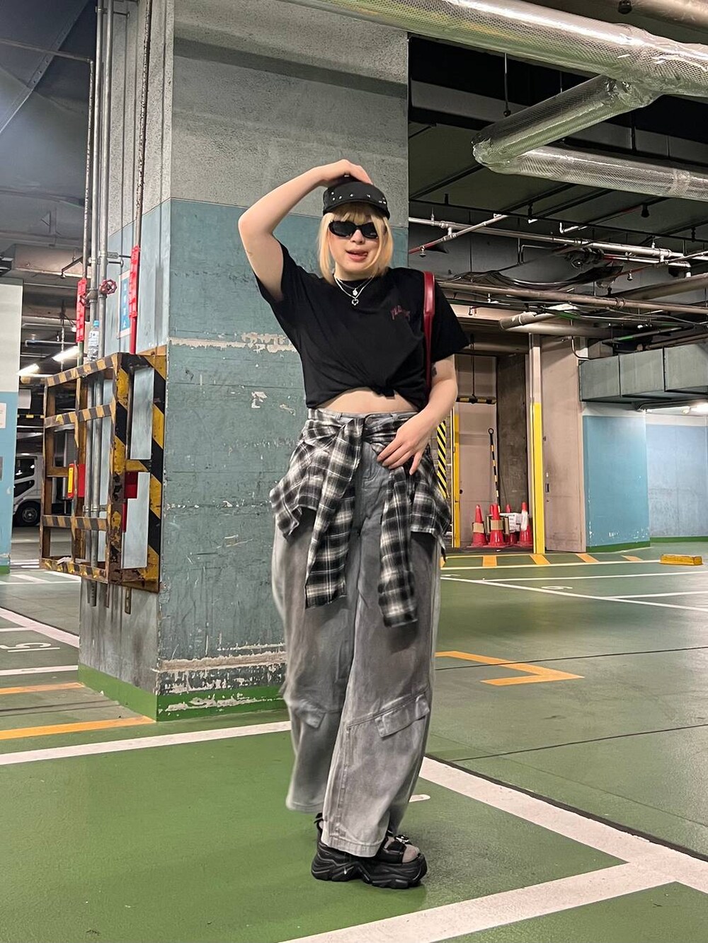 ブラック系のTシャツ/カットソー、ブラック系のサンダル、レッド系のショルダーバッグを着用したレディースの春コーディネートの4枚目の写真