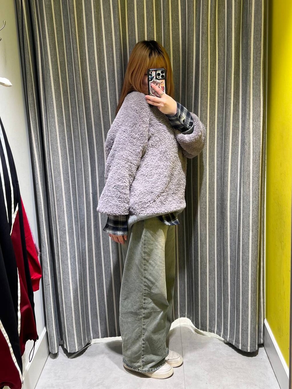 ブルー系のデニムパンツ、ブルー系のシャツ/ブラウス、レッド系のネックレスを着用したレディースの冬コーディネートの2枚目の写真