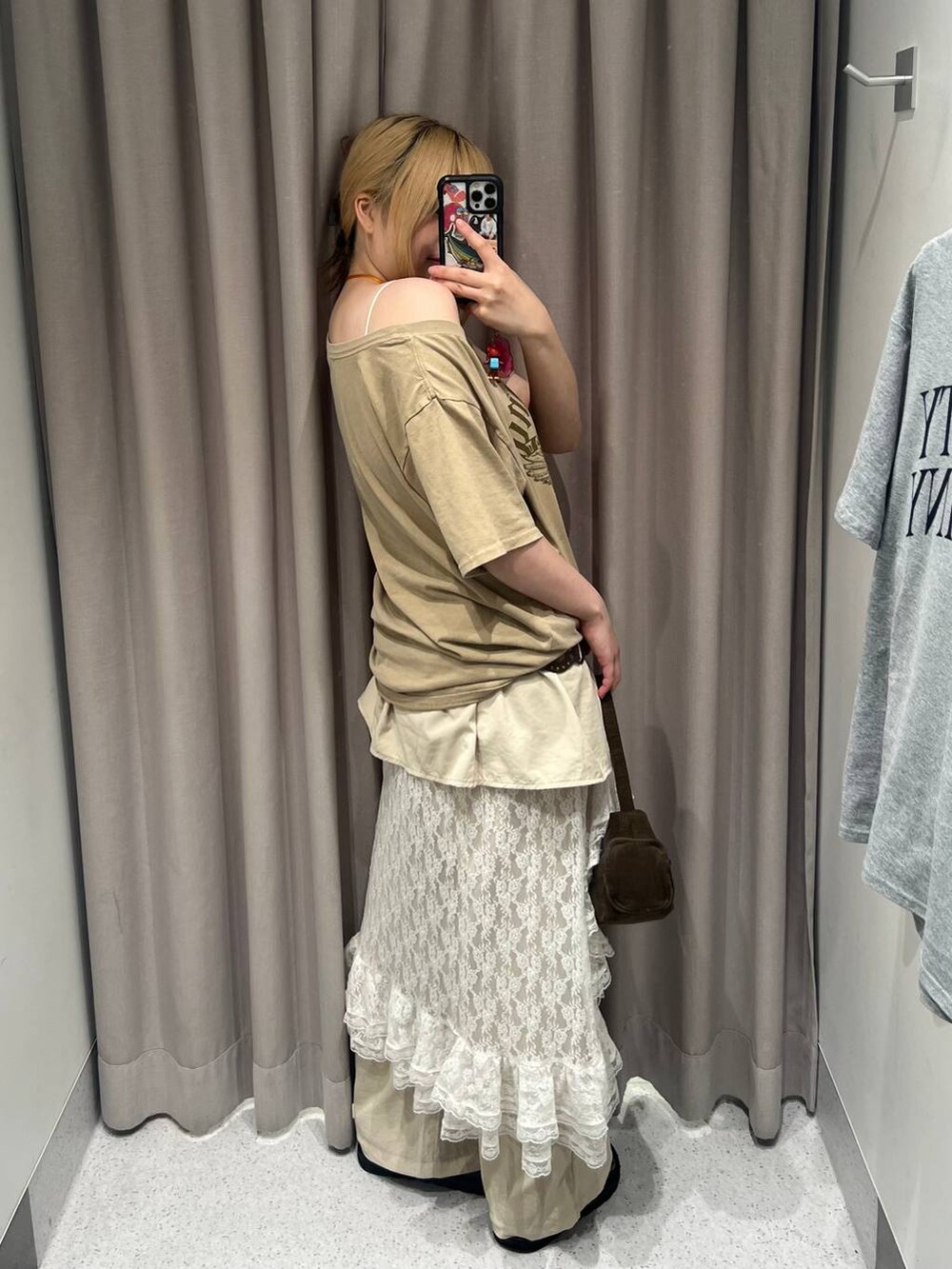 ベージュ系のTシャツ/カットソー、ホワイト系のスカート、ブラウン系のハンドバッグを着用したレディースの夏コーディネートの4枚目の写真