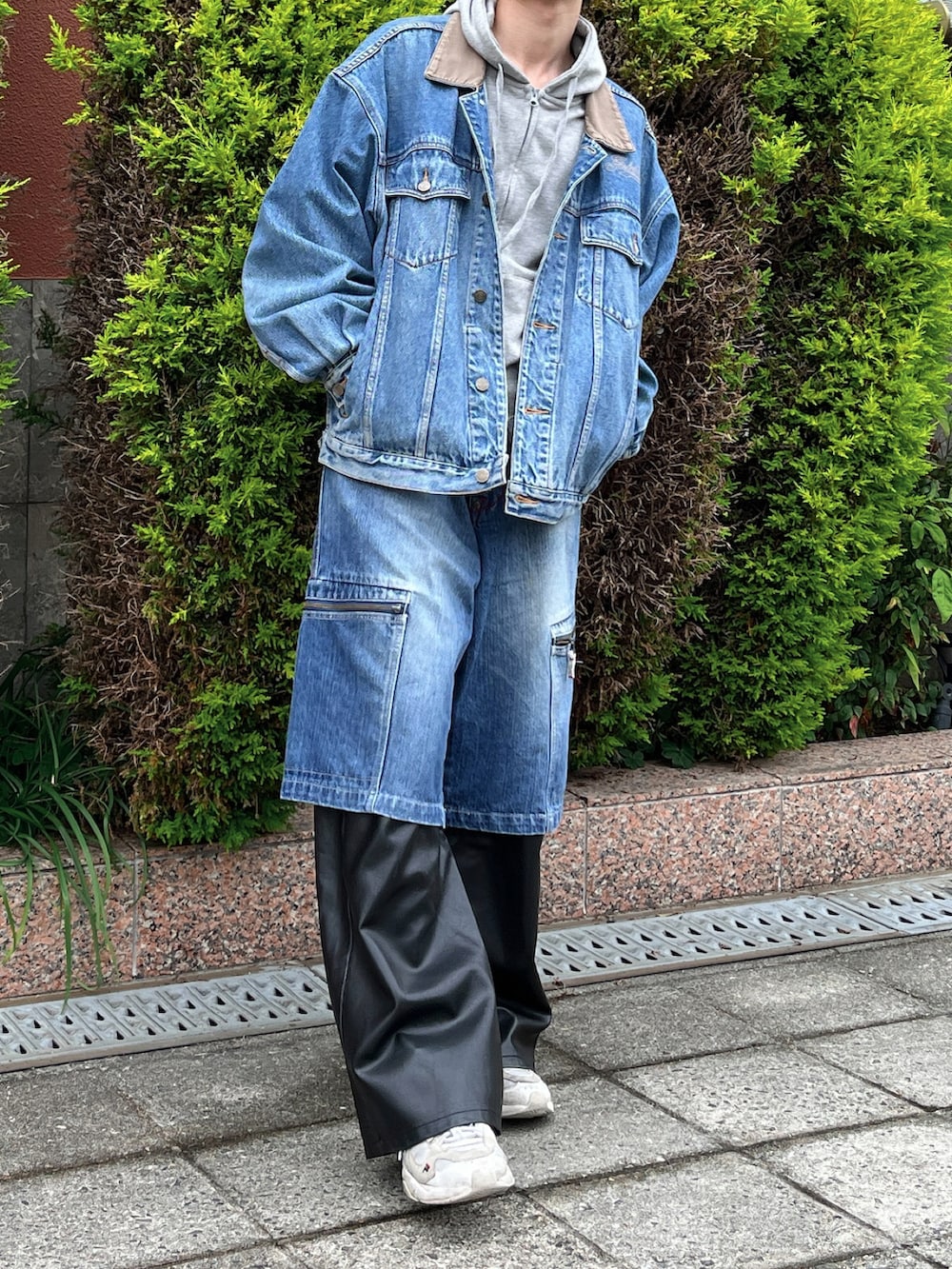 ブルー系のデニムパンツ、ブラック系のその他パンツ、ホワイト系のスニーカーを着用したメンズの春コーディネートの2枚目の写真