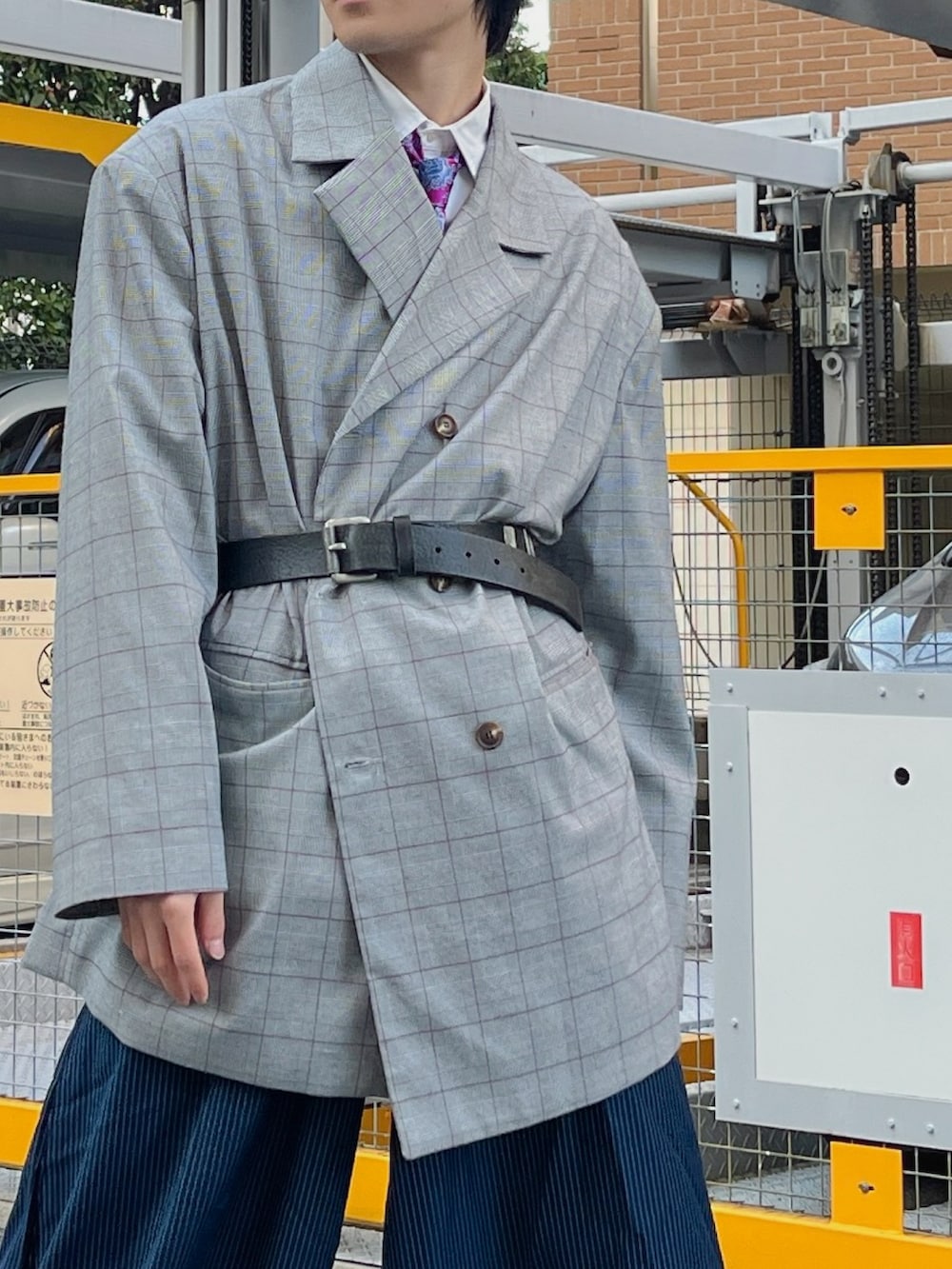 グレー系のテーラードジャケット、ブルー系のパンツ、ブラック系のブーツを着用したメンズの春コーディネートの4枚目の写真