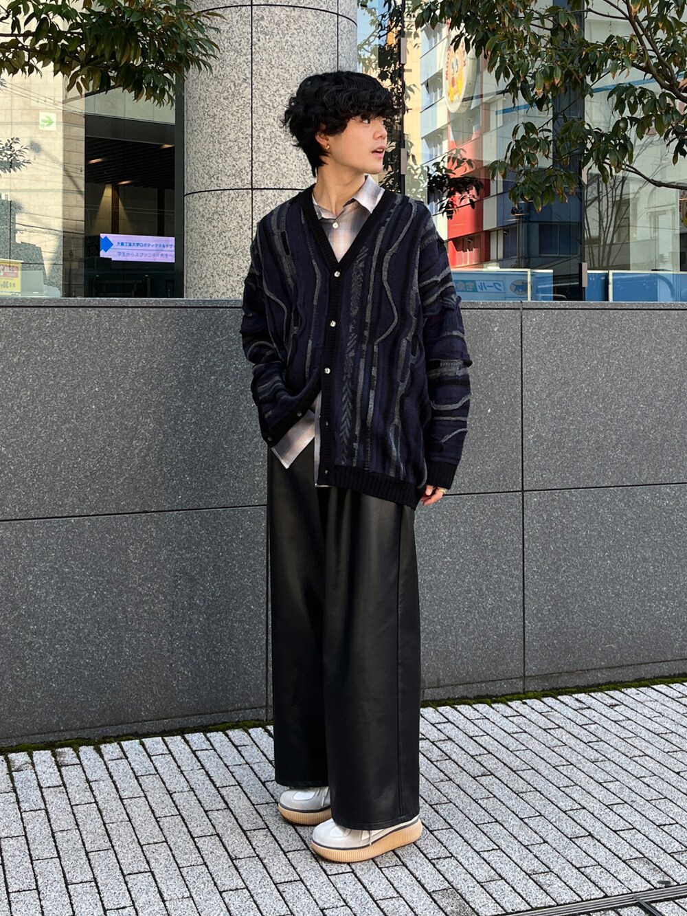 ブラック系のカーディガン/ボレロ、ブラック系のその他パンツ、ホワイト系のスニーカーを着用したメンズの春コーディネートの2枚目の写真