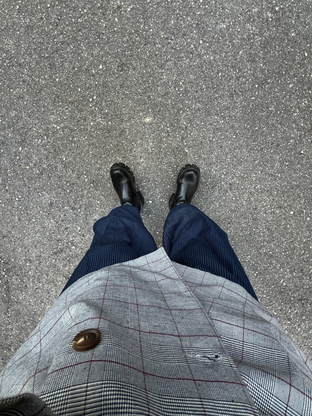 グレー系のテーラードジャケット、ブルー系のパンツ、ブラック系のブーツを着用したメンズの春コーディネートの5枚目の写真