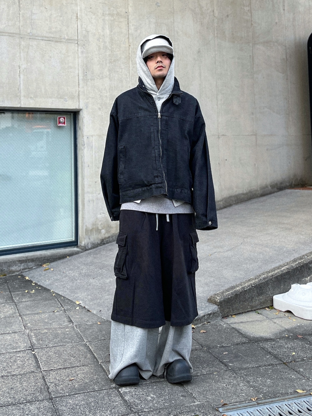 ブラック系のスウェットパンツ、ブラック系のスリッポン、グレー系のスウェットパンツを着用したメンズの冬コーディネートの2枚目の写真