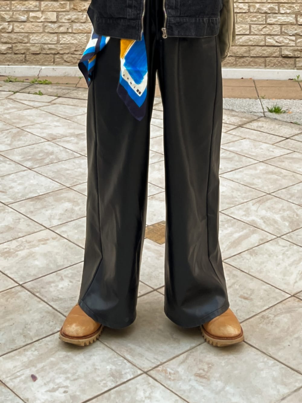 ブラック系のデニムジャケット、ブラック系のその他パンツ、ブルー系のバンダナ/スカーフを着用したメンズの春コーディネートの4枚目の写真