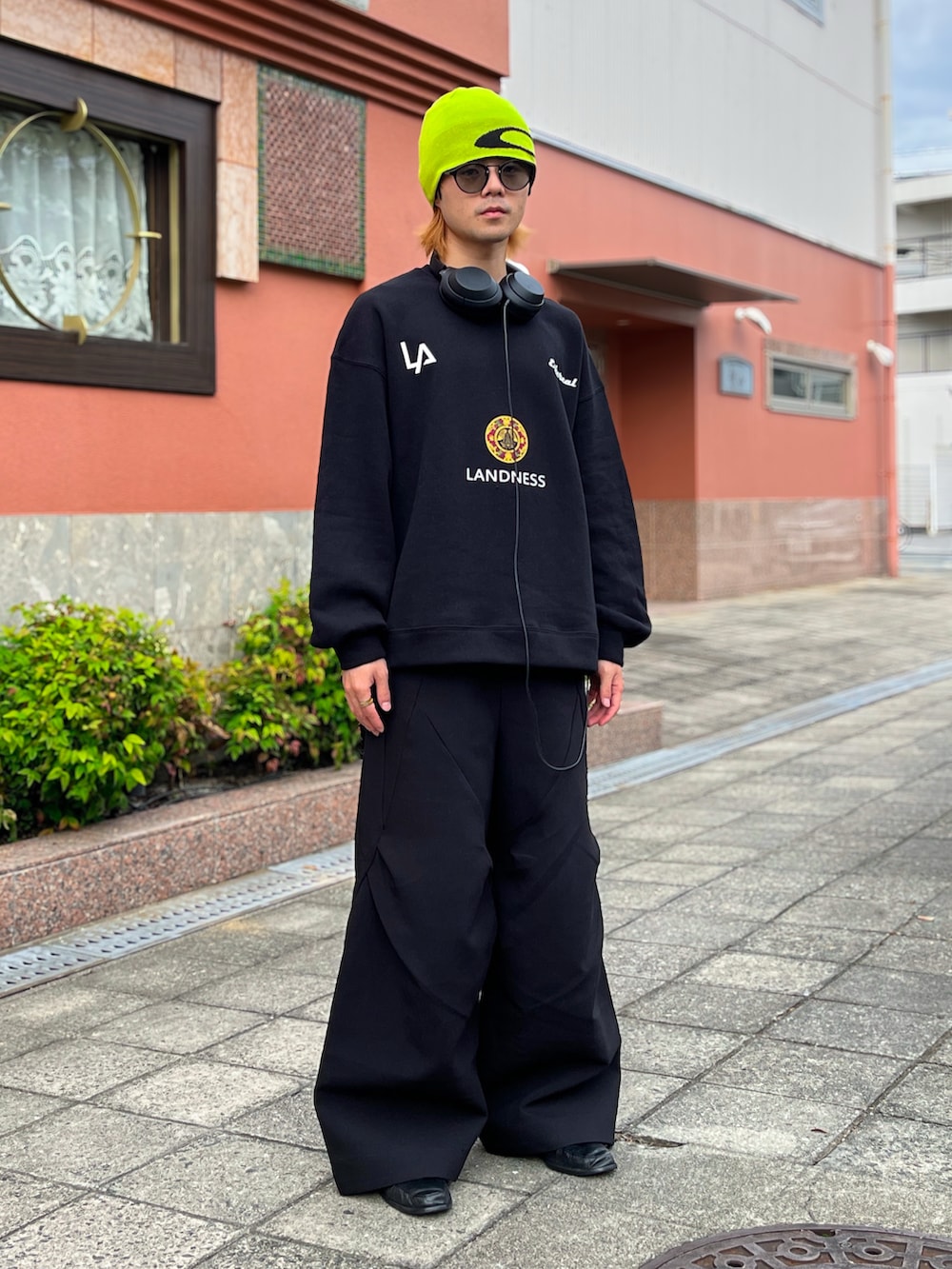 ブラック系のスウェット、ブラック系のスラックスを着用したメンズの秋コーディネートの2枚目の写真