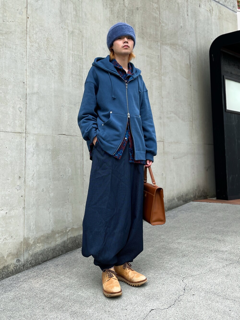 ブルー系のパーカーを着用したメンズの秋コーディネートの2枚目の写真