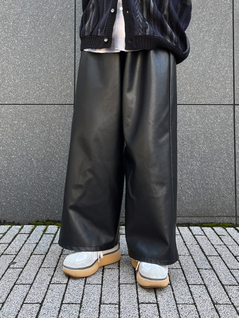 ブラック系のカーディガン/ボレロ、ブラック系のその他パンツ、ホワイト系のスニーカーを着用したメンズの春コーディネートの4枚目の写真