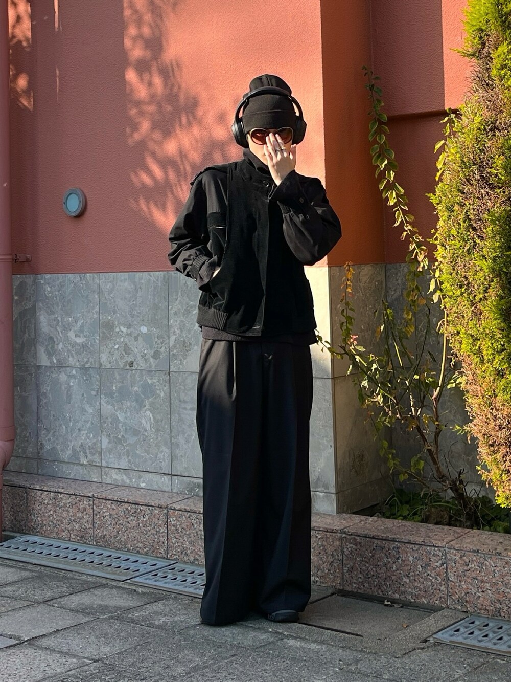 ブラック系のジャケット/アウター、ブラック系のスラックス、その他のスニーカーを着用したメンズの春コーディネートの2枚目の写真