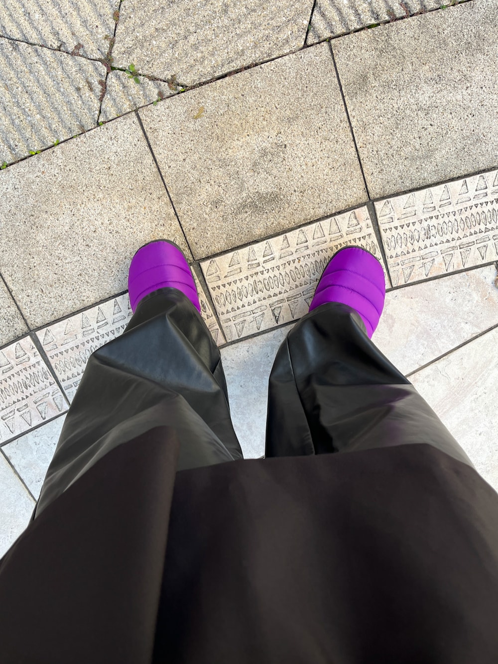 ブラック系のブルゾン、ブラック系のその他パンツ、パープル系のスリッポンを着用したメンズの冬コーディネートの5枚目の写真