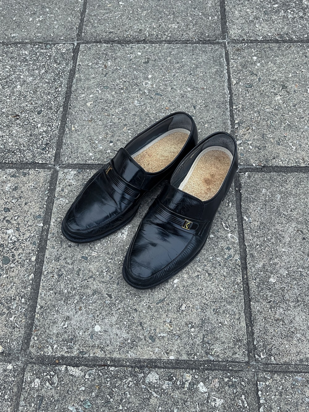 ブラック系のパーカー、ブラック系のスカート、ブラック系のスラックスを着用したメンズの夏コーディネートの4枚目の写真