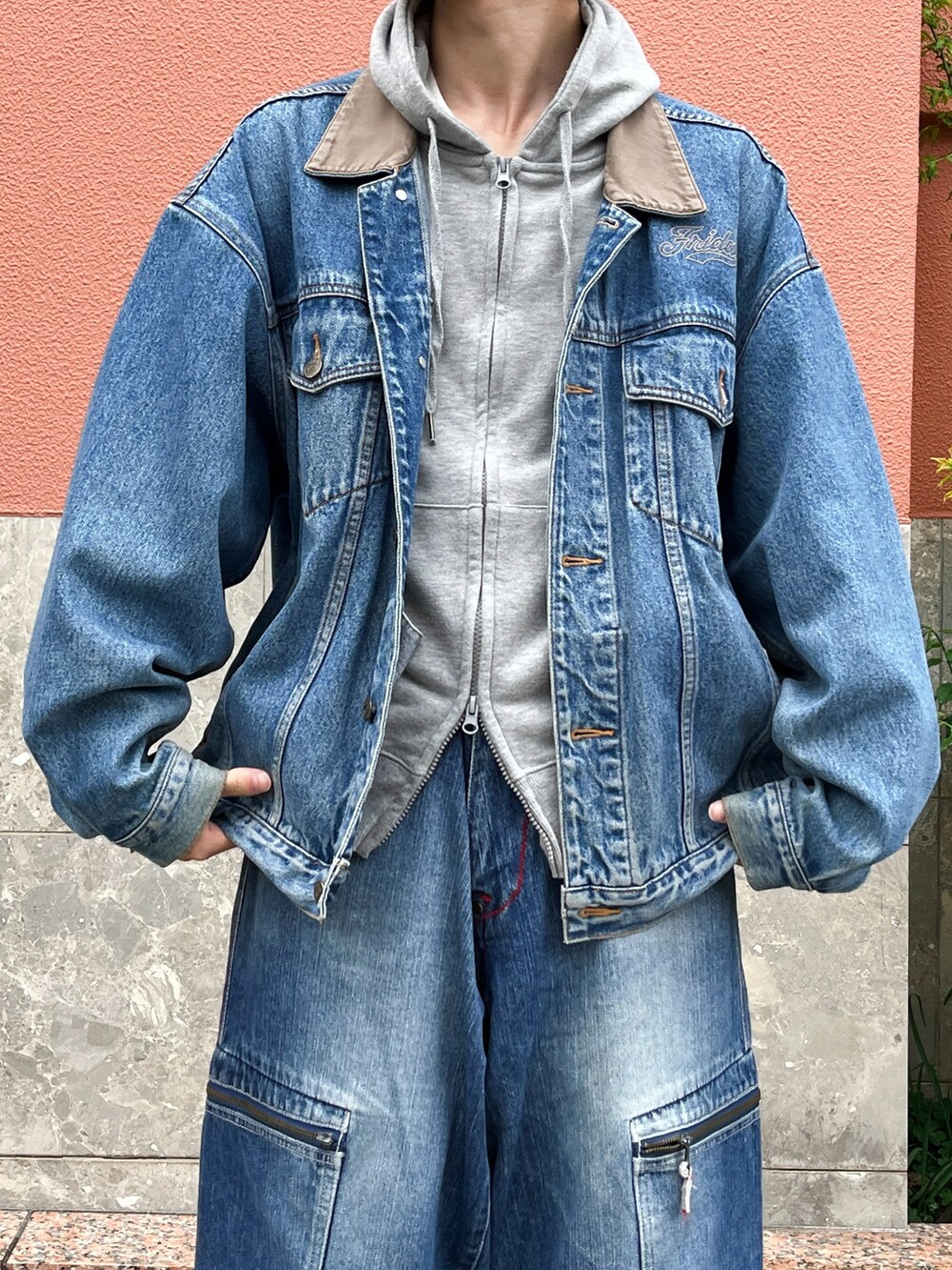 ブルー系のデニムパンツ、ブラック系のその他パンツ、ホワイト系のスニーカーを着用したメンズの春コーディネートの3枚目の写真