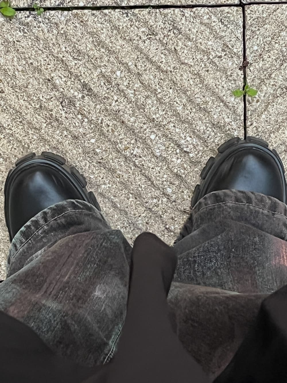 ブラック系のブルゾン、ブラック系のスカート、ブラウン系のデニムパンツを着用したメンズの春コーディネートの3枚目の写真