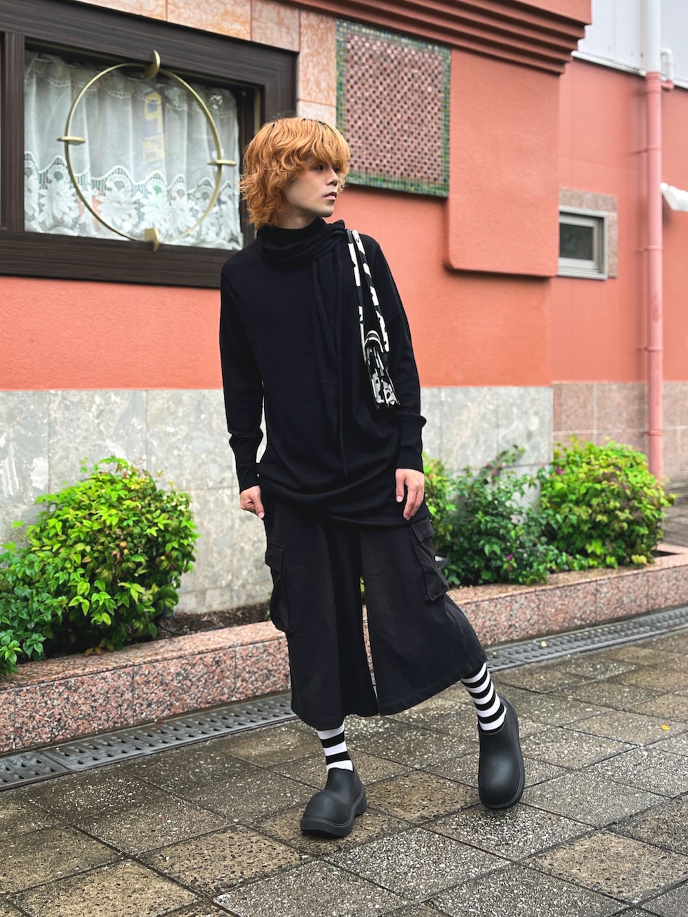 ブラック系のワンピース、ブラック系のスウェットパンツ、ブラック系のスリッポンを着用したメンズの秋コーディネートの2枚目の写真