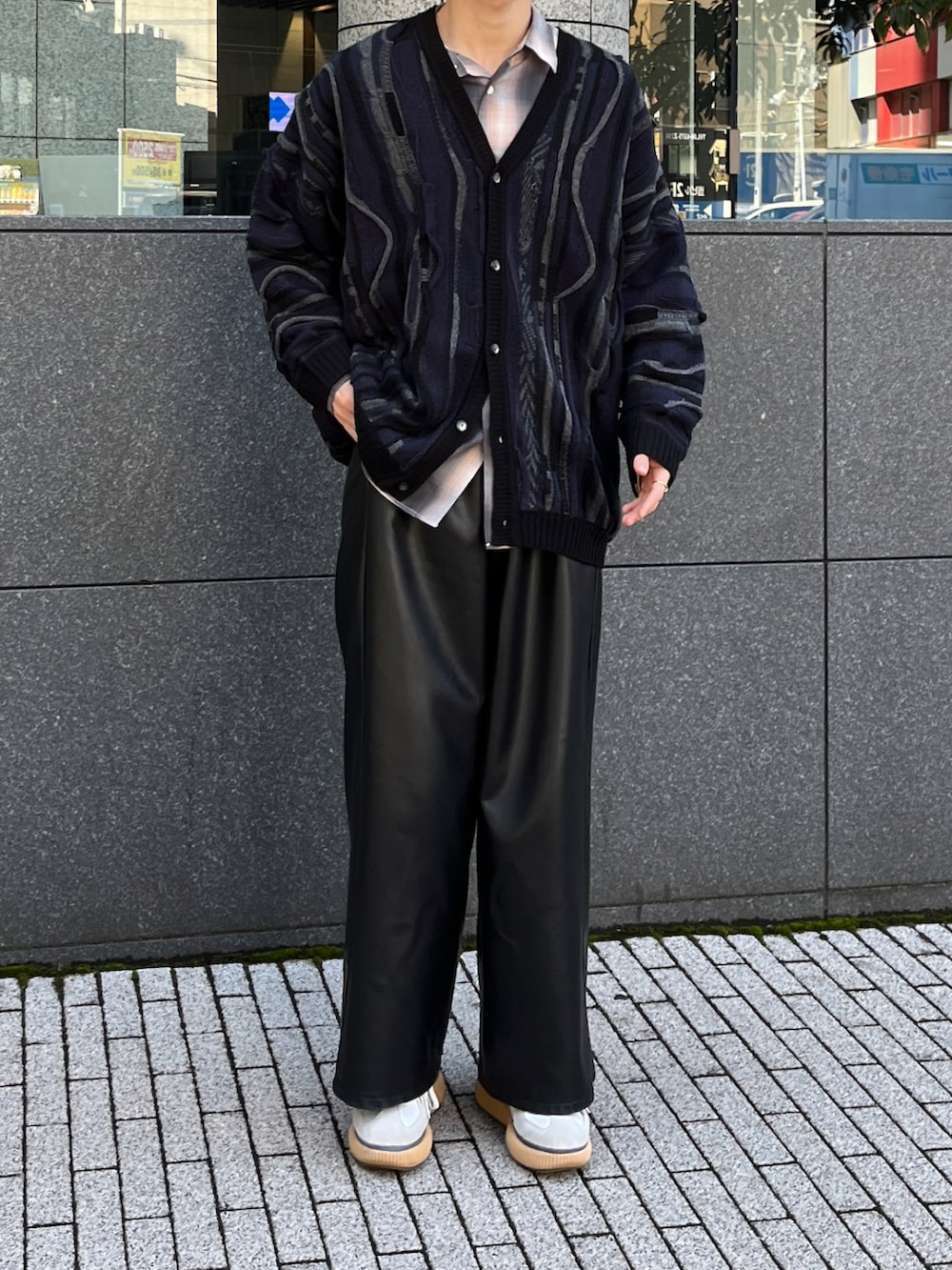 ブラック系のカーディガン/ボレロ、ブラック系のその他パンツ、ホワイト系のスニーカーを着用したメンズの春コーディネートの5枚目の写真