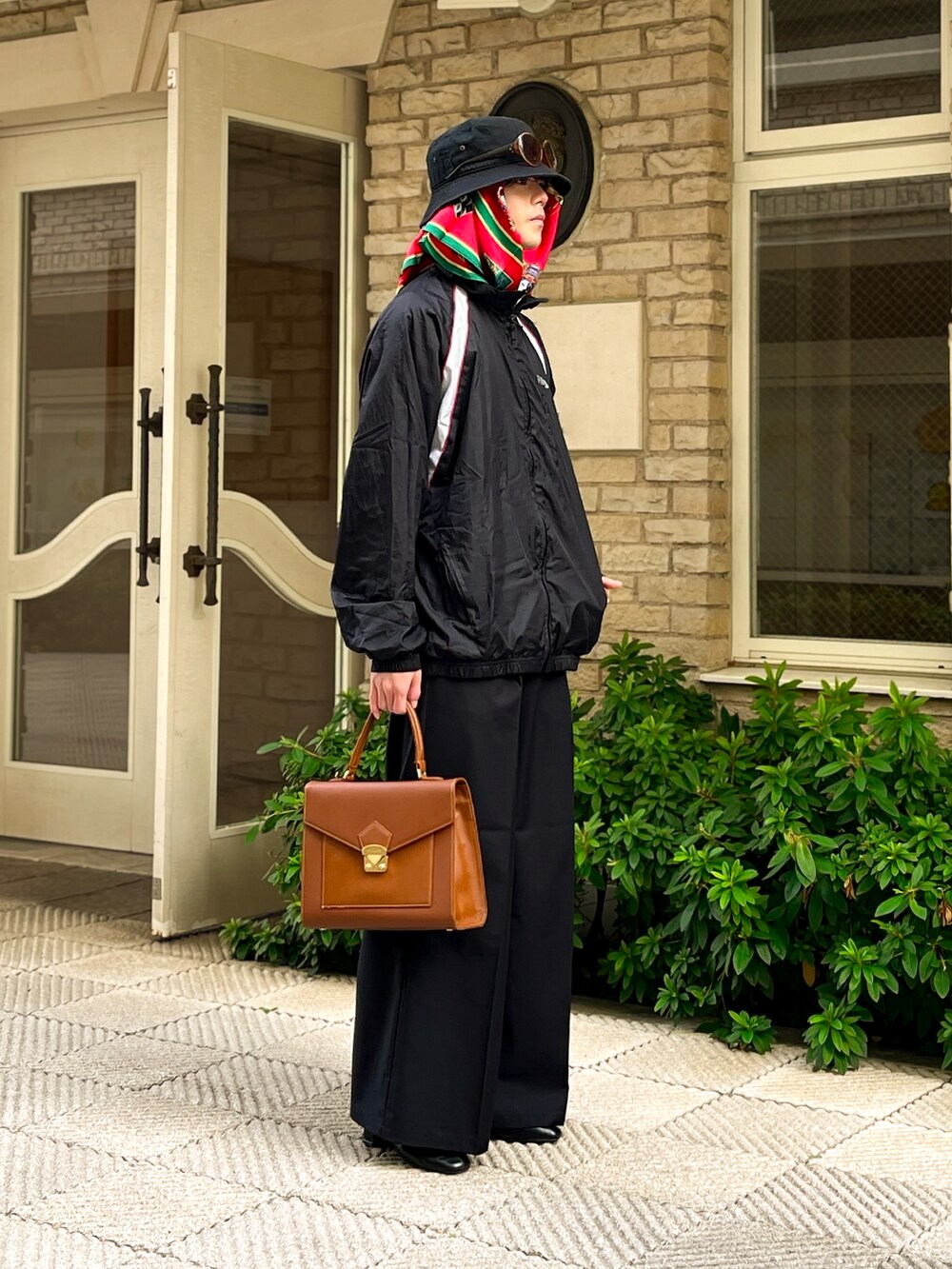 「春のNewスタイル、バケハ、バケットハット、春、カジュアル、ファッションを楽しもう、春服コーデ、ootd、スポーティ、スポーティーMIX、メンズコーデ、低身長男子、大学生コーデ」｜「FILAのアイテム（ナイロンジャケット、ブラック系）」を使った、ゆーぼうさん（骨格ウェーブ・メンズ・169cm）の春コーディネートの2枚目の写真