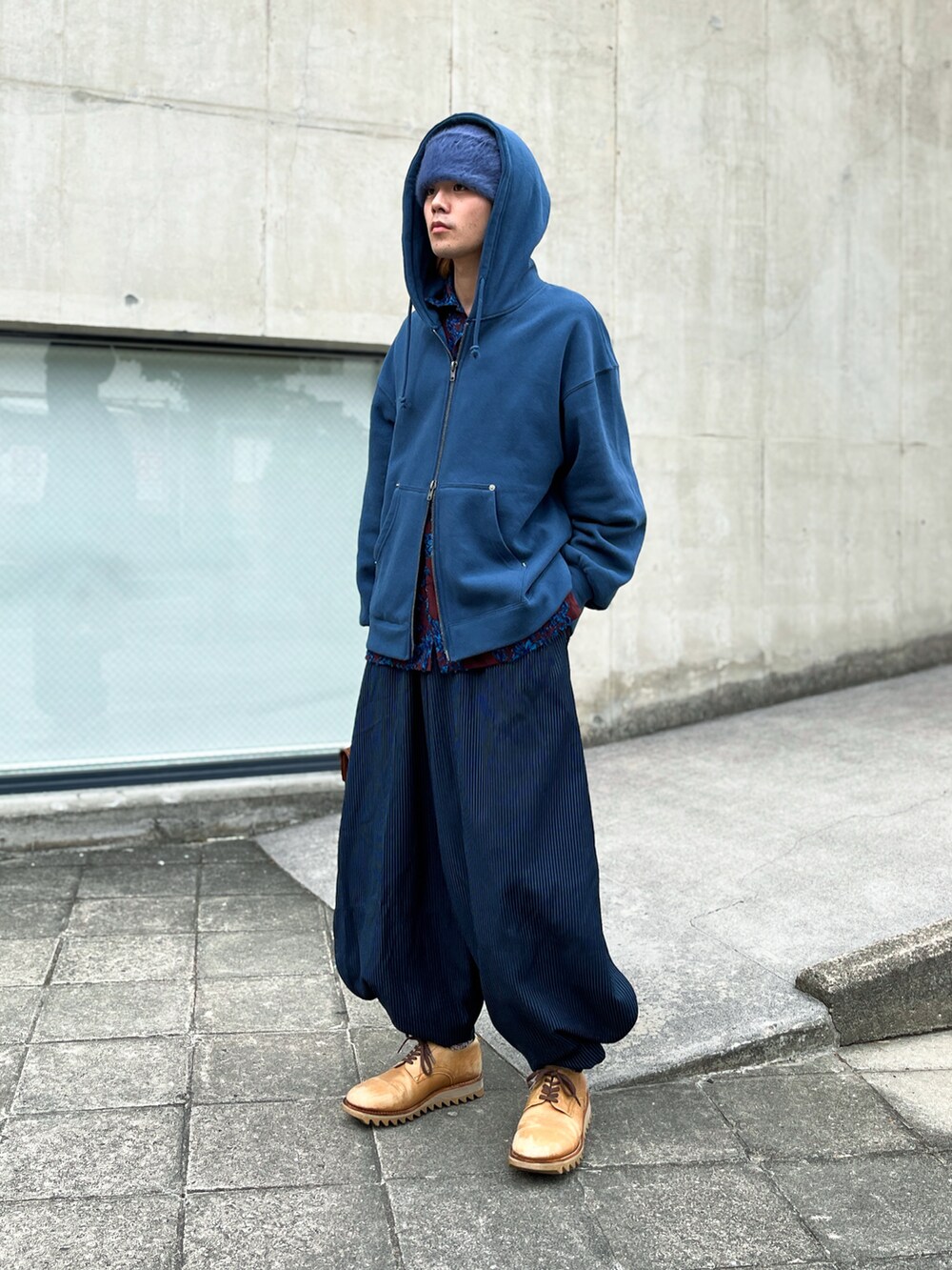 ブルー系のパーカーを着用したメンズの秋コーディネートの3枚目の写真