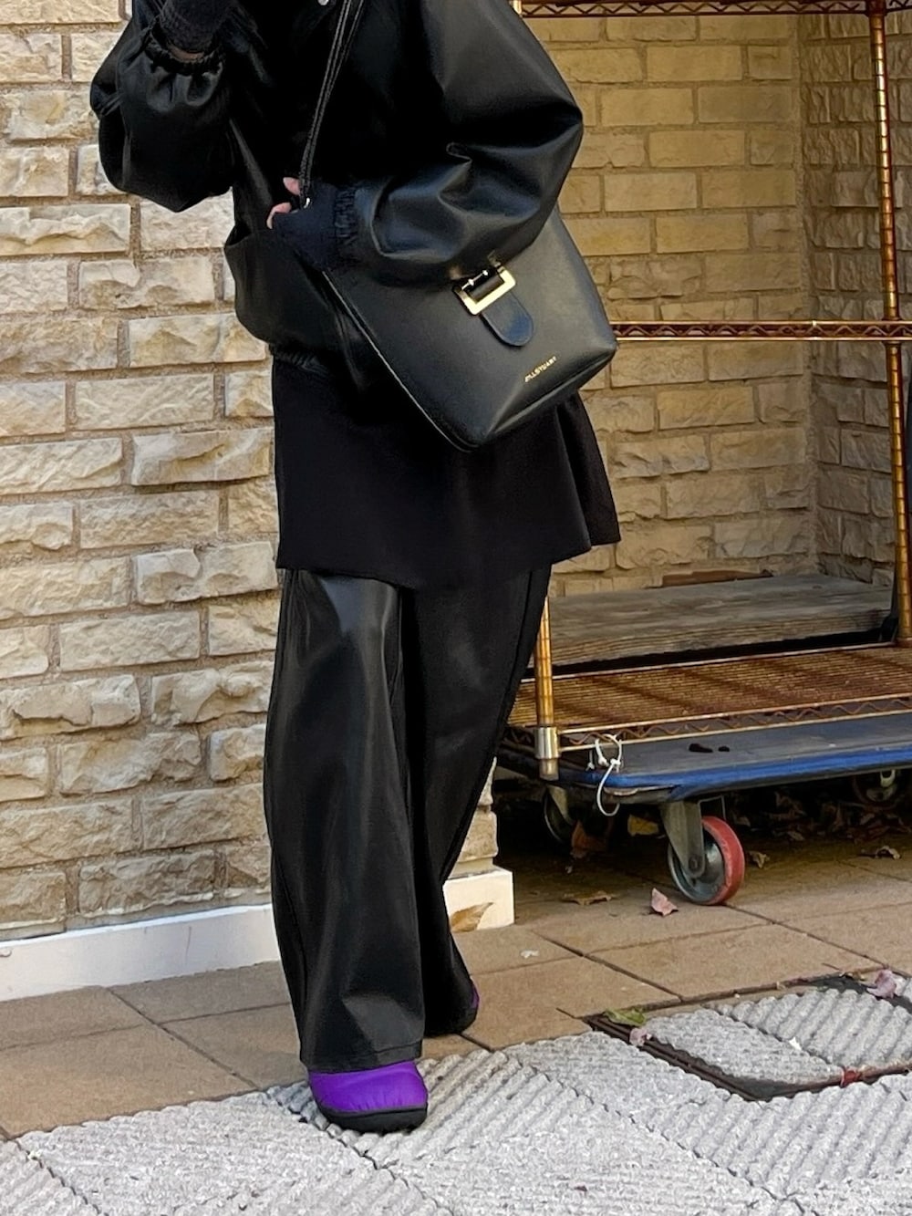 ブラック系のブルゾン、ブラック系のその他パンツ、パープル系のスリッポンを着用したメンズの冬コーディネートの3枚目の写真