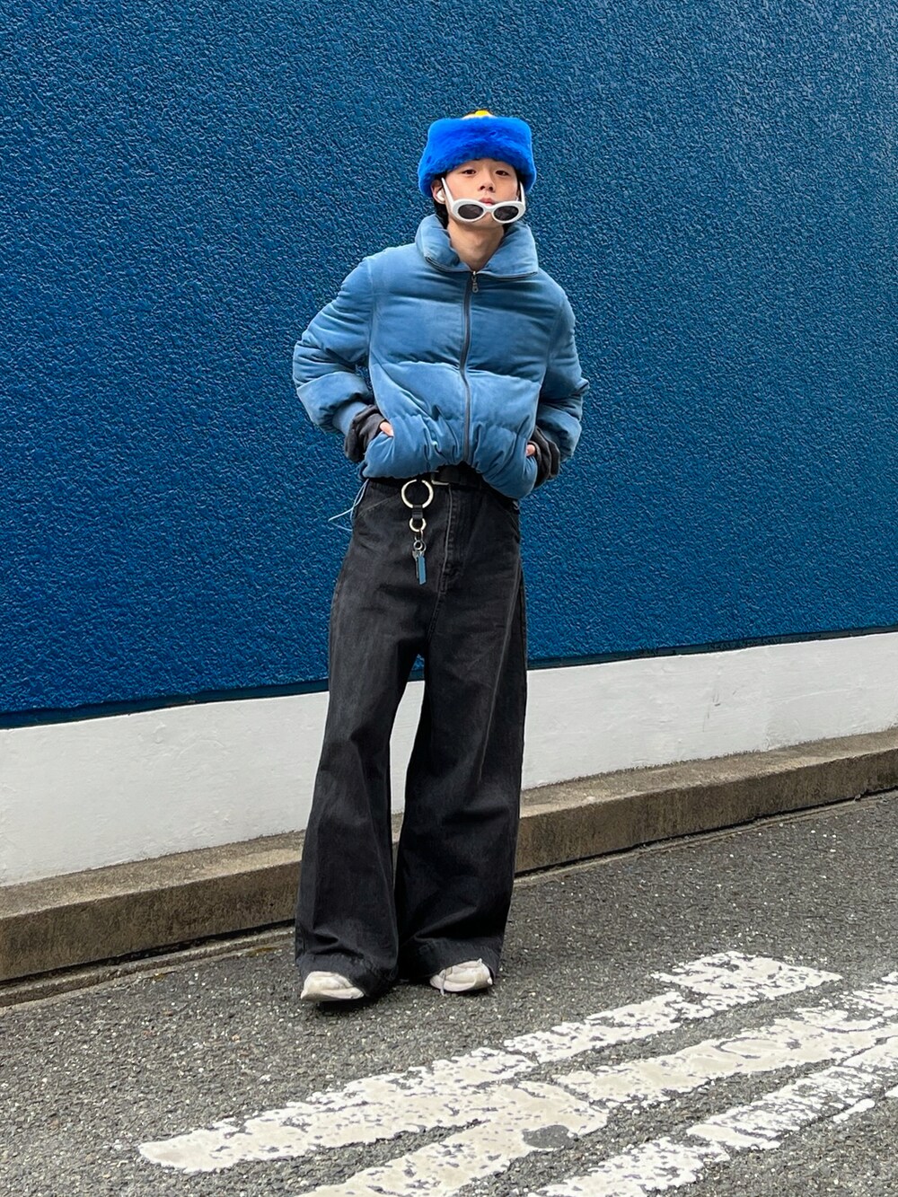 「お出かけコーデ、ラフコーデ、ootd、古着コーデ、古着、ファッションの力を信じよう、低身長、低身長コーデ、個性派、春ファッション、春服」｜「CASPER JOHNのWide buggy denim/ワイドバギーデニム（デニムパンツ、ブラック系）」を使った、ゆーぼうさん（骨格ウェーブ・メンズ・169cm）の春コーディネートの2枚目の写真