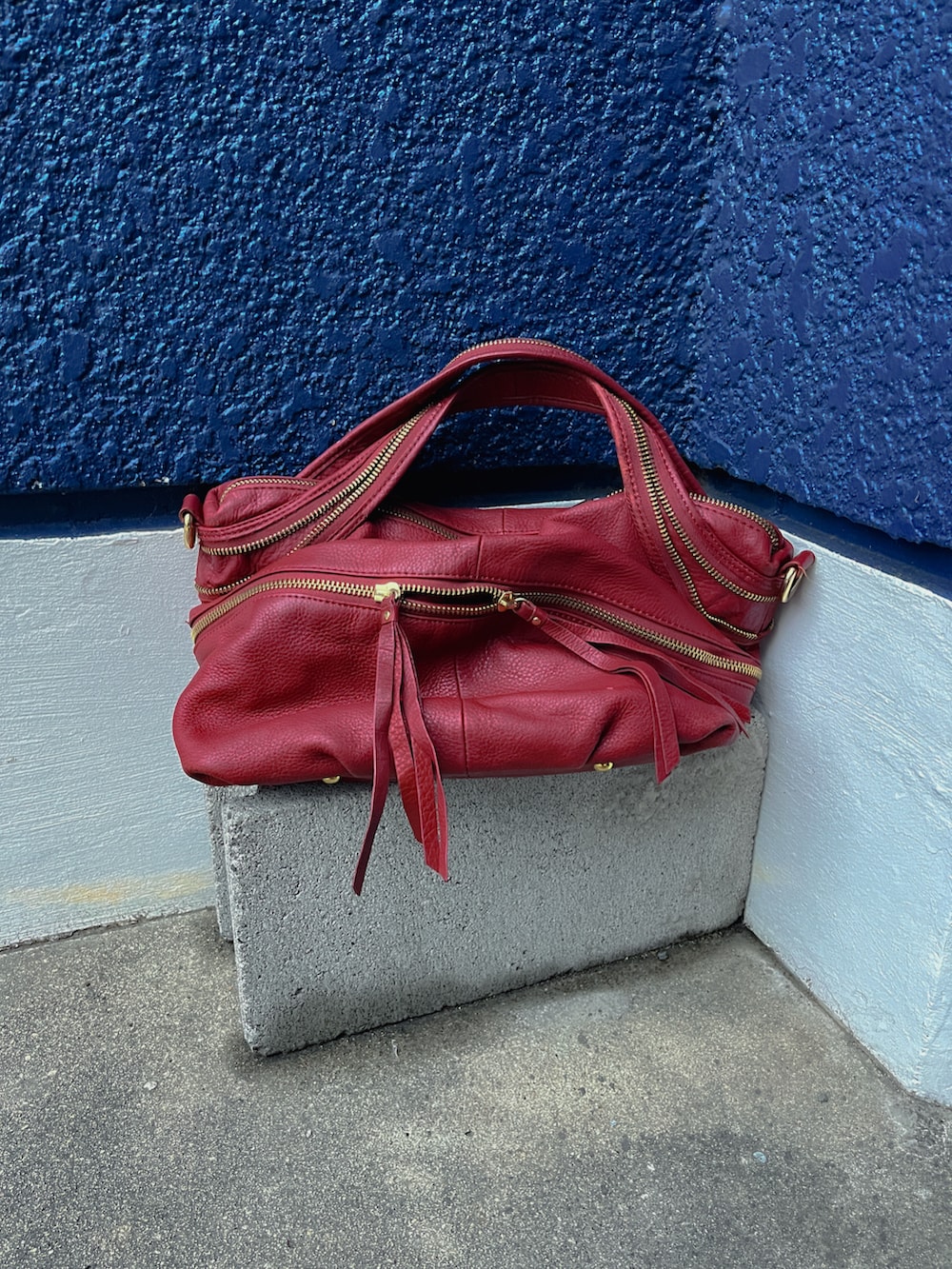 ブルー系のスラックス、ブルー系のテーラードジャケット、ブラック系のブーツを着用したメンズの春コーディネートの3枚目の写真