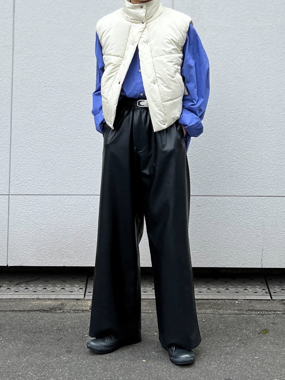 ホワイト系のダウンベスト、ブルー系のシャツ/ブラウス、ブラック系のその他パンツを着用したメンズの春コーディネートの4枚目の写真
