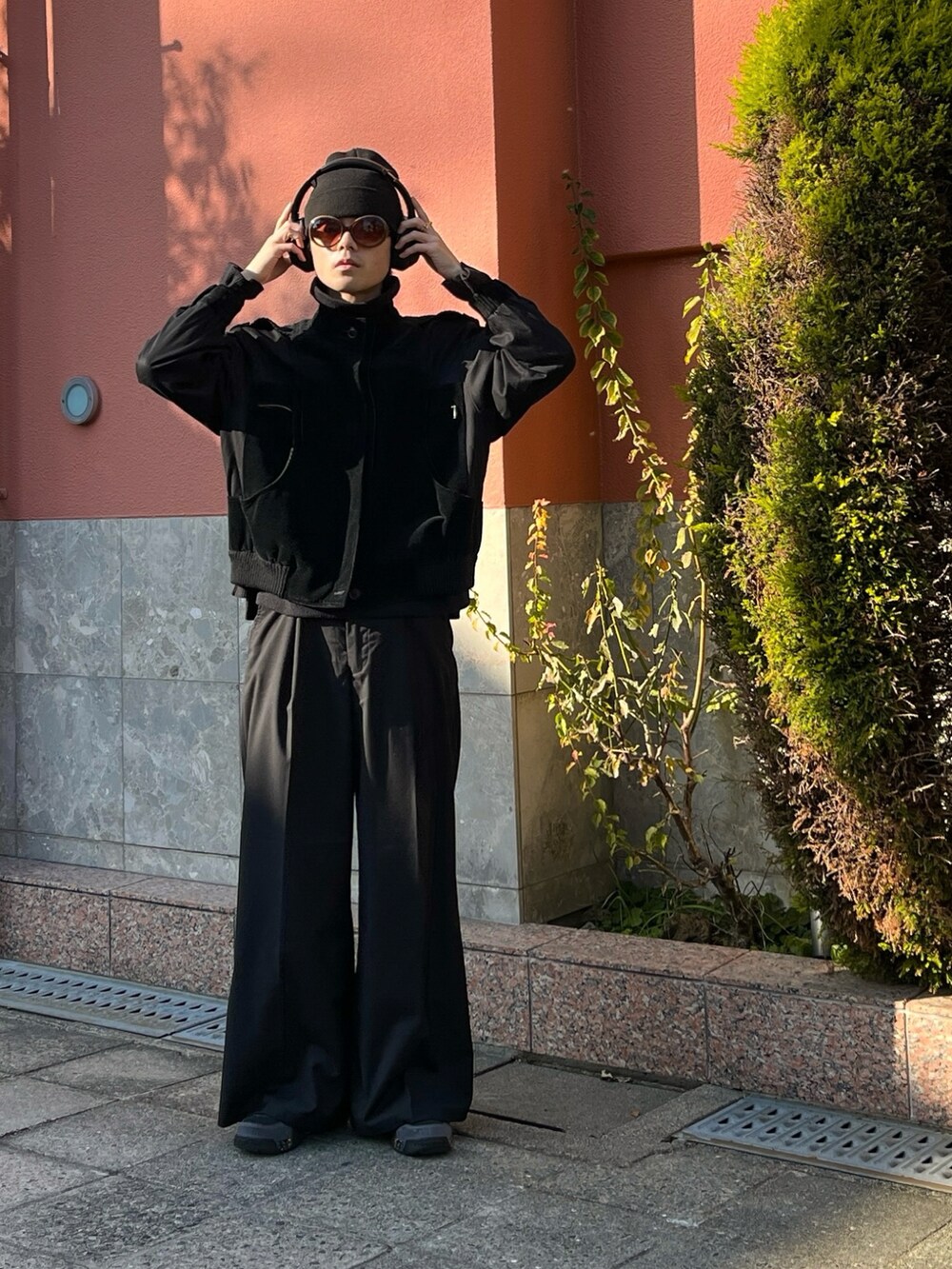 ブラック系のジャケット/アウター、ブラック系のスラックス、その他のスニーカーを着用したメンズの春コーディネートの3枚目の写真