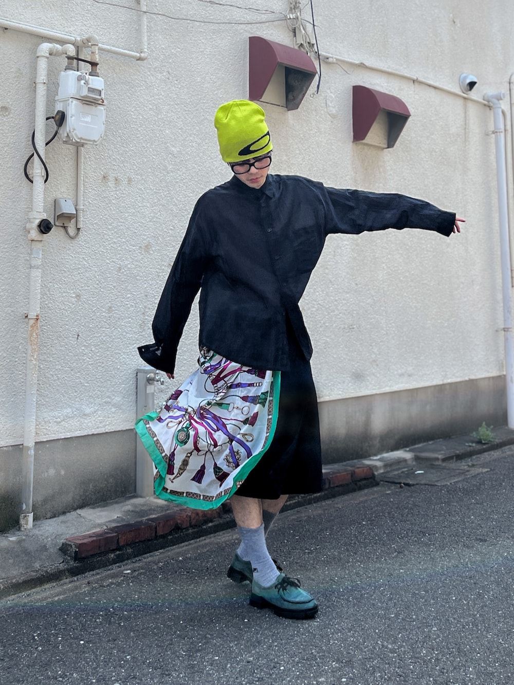 ブラック系のシャツ/ブラウス、グリーン系のニットキャップ/ビーニーを着用したメンズの夏コーディネートの2枚目の写真