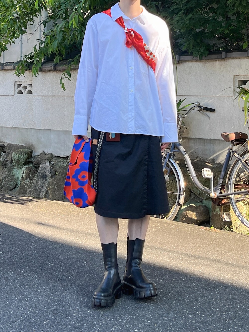 ホワイト系のシャツ/ブラウス、ブラック系のスカート、ブラック系のブーツを着用したメンズの夏コーディネートの2枚目の写真