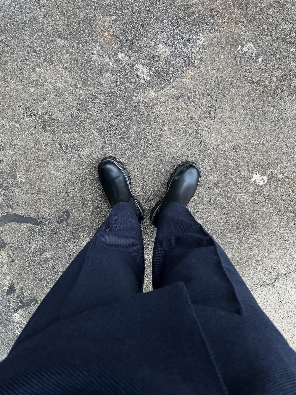 ブルー系のスラックス、ブルー系のテーラードジャケット、ブラック系のブーツを着用したメンズの春コーディネートの4枚目の写真