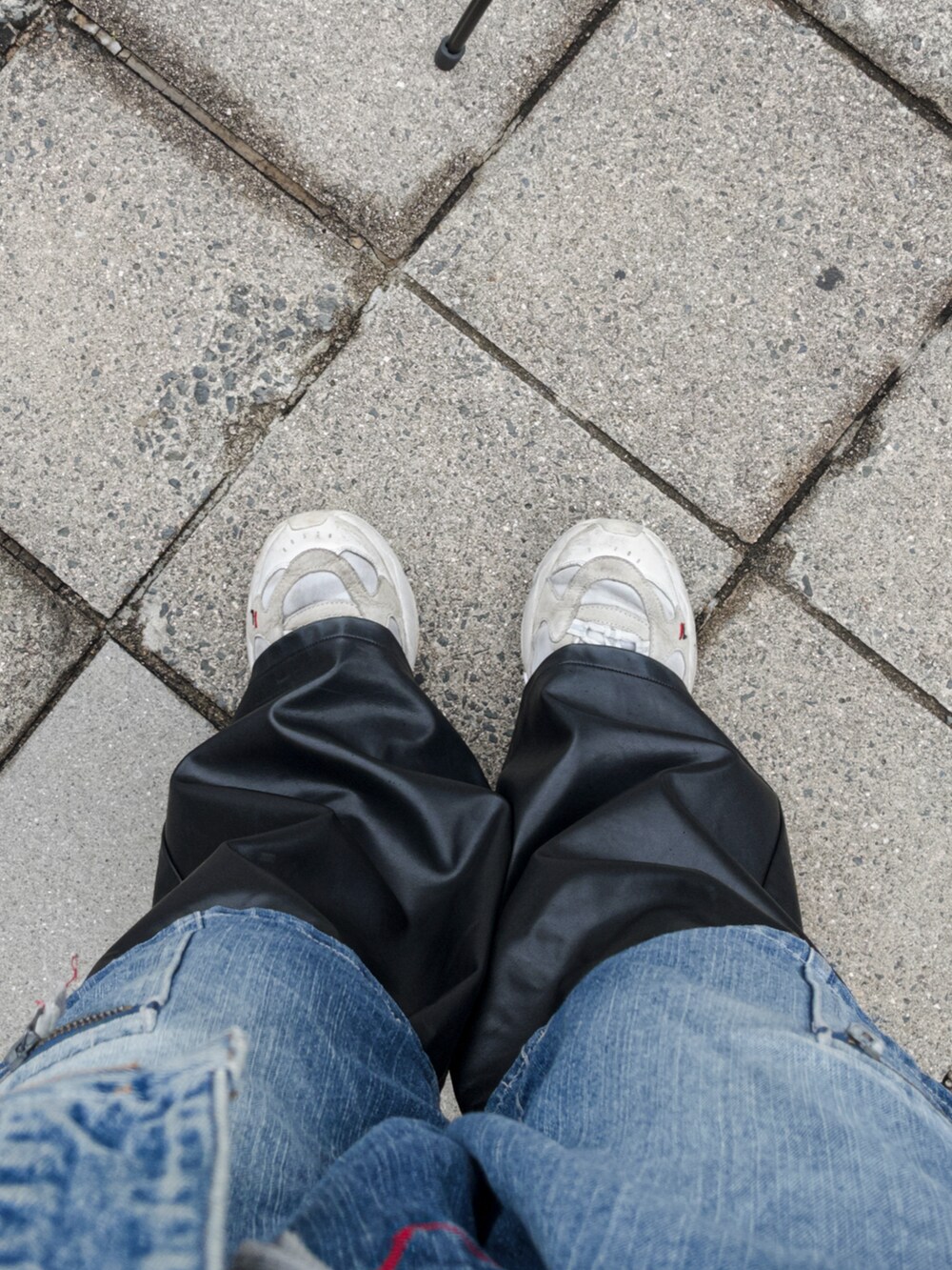 ブルー系のデニムパンツ、ブラック系のその他パンツ、ホワイト系のスニーカーを着用したメンズの春コーディネートの4枚目の写真