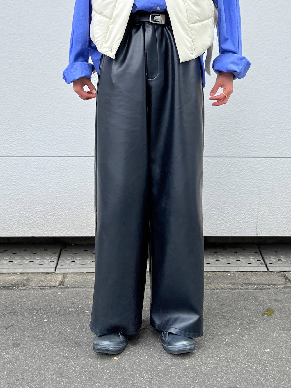 ホワイト系のダウンベスト、ブルー系のシャツ/ブラウス、ブラック系のその他パンツを着用したメンズの春コーディネートの3枚目の写真