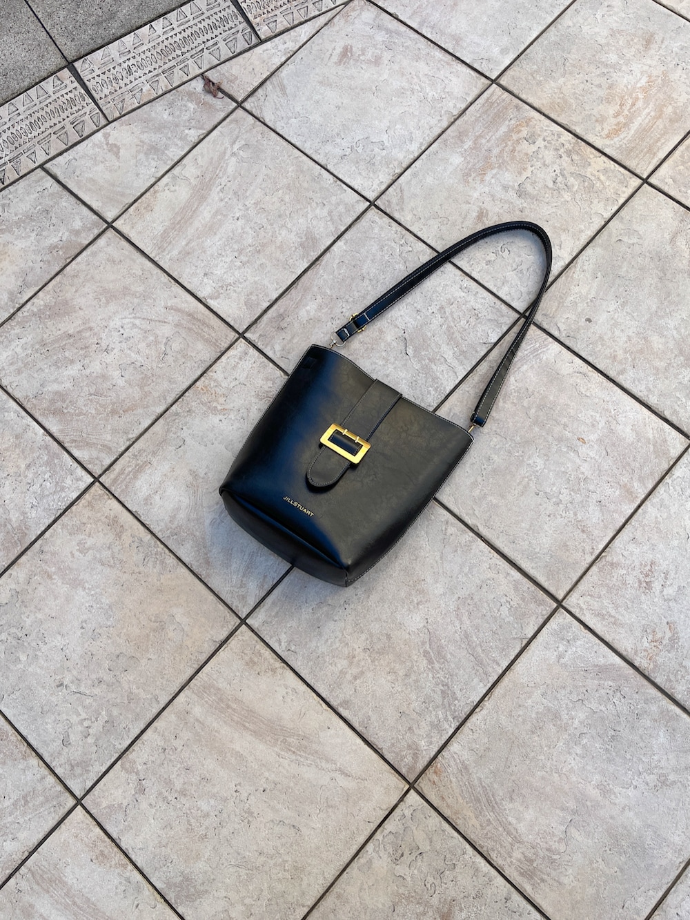 ブラック系のブルゾン、ブラック系のその他パンツ、パープル系のスリッポンを着用したメンズの冬コーディネートの4枚目の写真