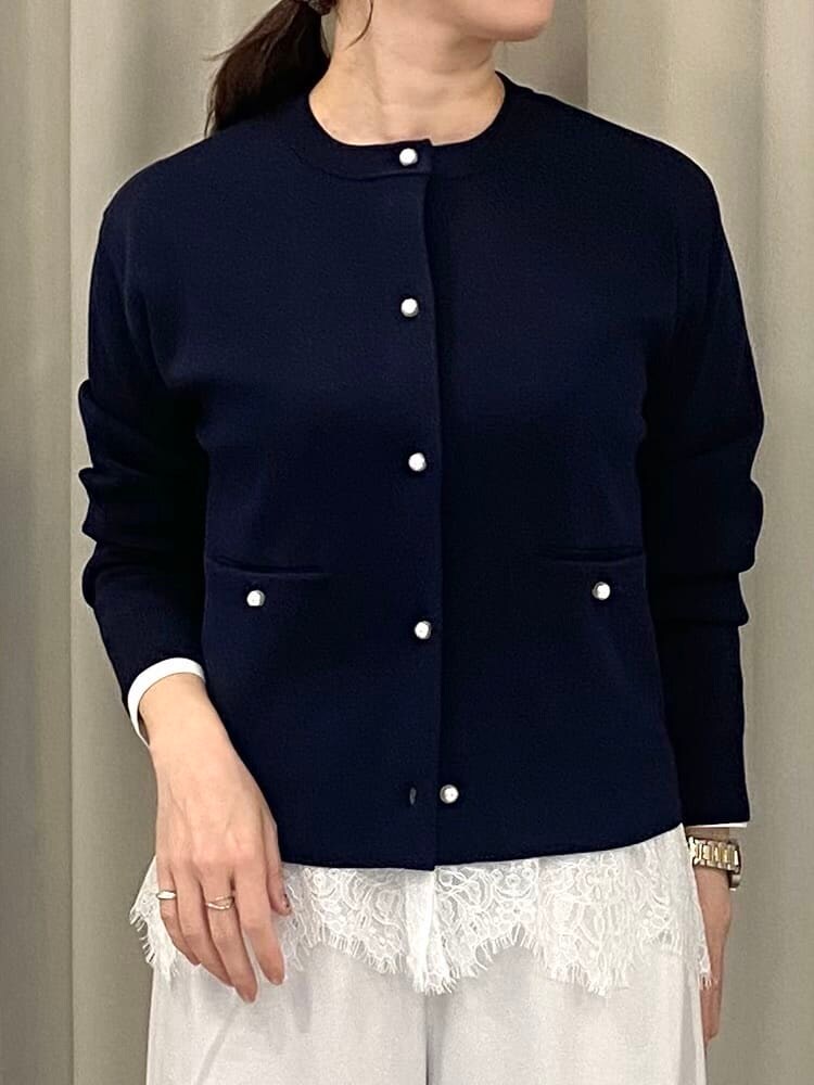 ブルー系のカーディガン/ボレロ、ホワイト系のTシャツ/カットソー、ベージュ系のその他パンツを着用したレディースの冬コーディネートの4枚目の写真
