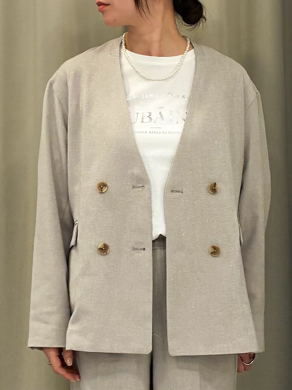 ベージュ系のノーカラージャケット、ホワイト系のTシャツ/カットソー、ベージュ系のその他パンツを着用したレディースの春コーディネートの4枚目の写真