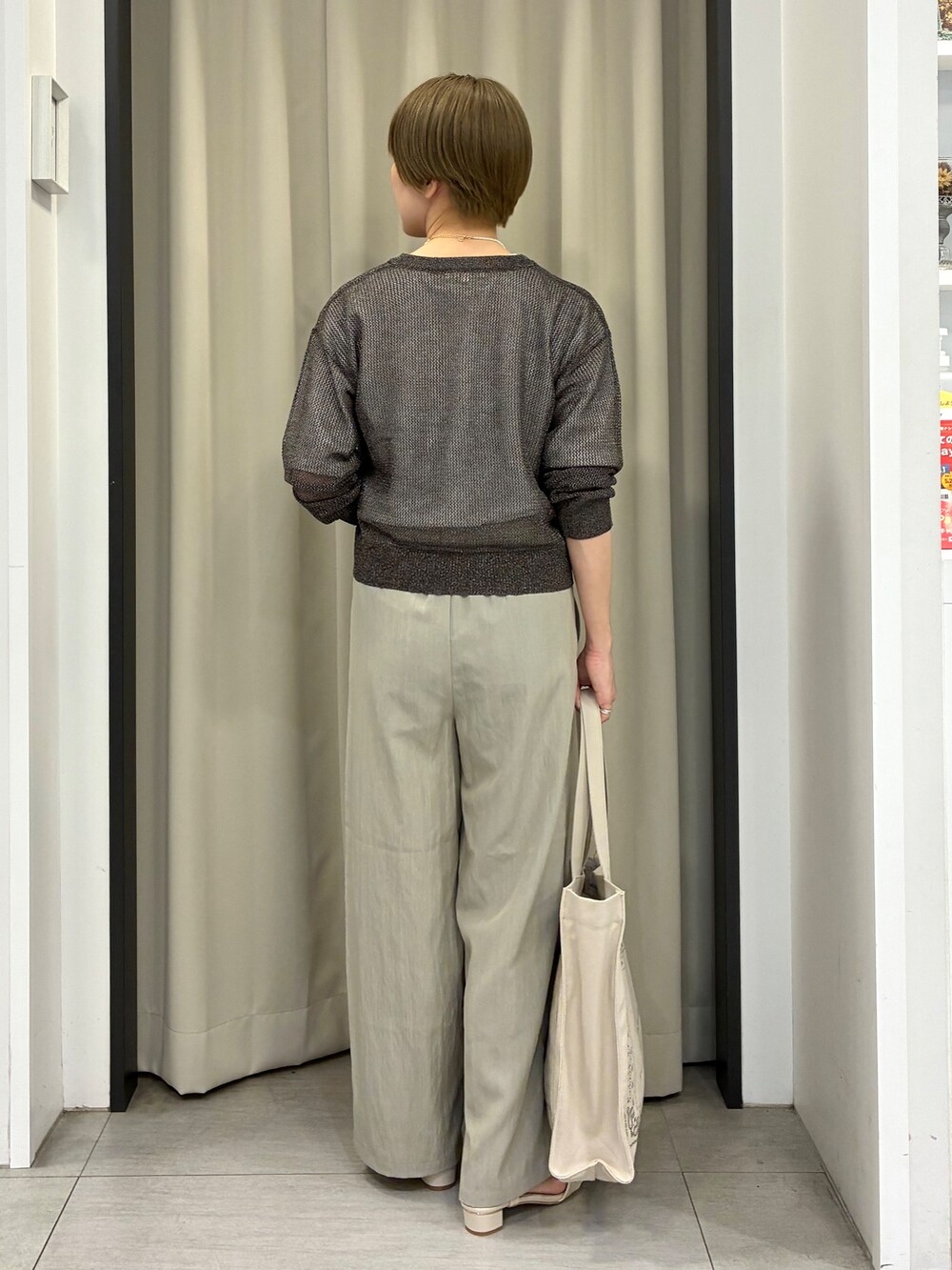 ブラウン系のカーディガン/ボレロ、ホワイト系のTシャツ/カットソー、ベージュ系のその他パンツを着用したレディースの春コーディネートの3枚目の写真