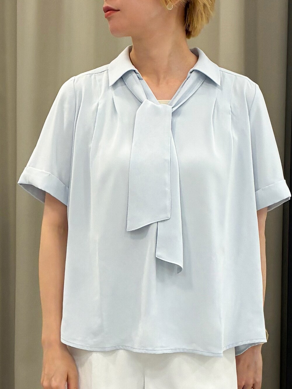 ブルー系のシャツ/ブラウス、ホワイト系のその他パンツ、ベージュ系のトートバッグを着用したレディースの夏コーディネートの4枚目の写真