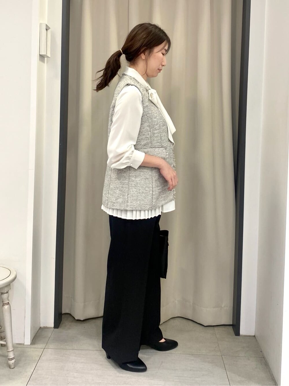ホワイト系のシャツ/ブラウス、ブラック系のベスト、ブラック系のその他パンツを着用したレディースの冬コーディネートの2枚目の写真
