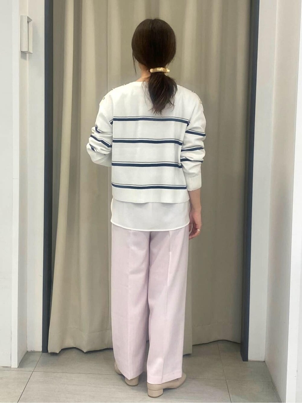 ホワイト系のニット/セーター、ホワイト系のTシャツ/カットソー、ピンク系のその他パンツを着用したレディースの冬コーディネートの3枚目の写真